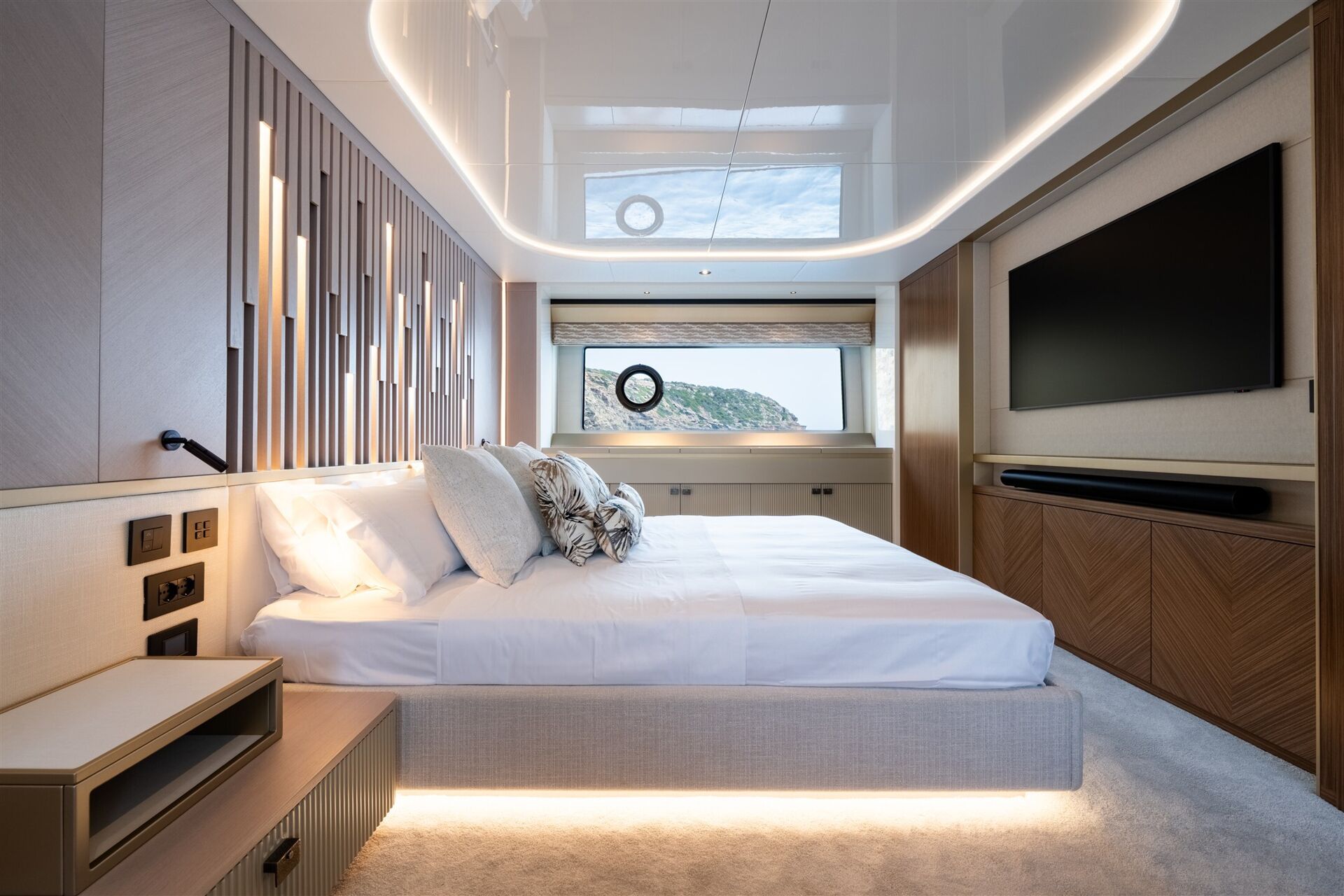 יאכטה מנועית Sunseeker 82 Ocean Enclosed - סטרים יאכטות 
