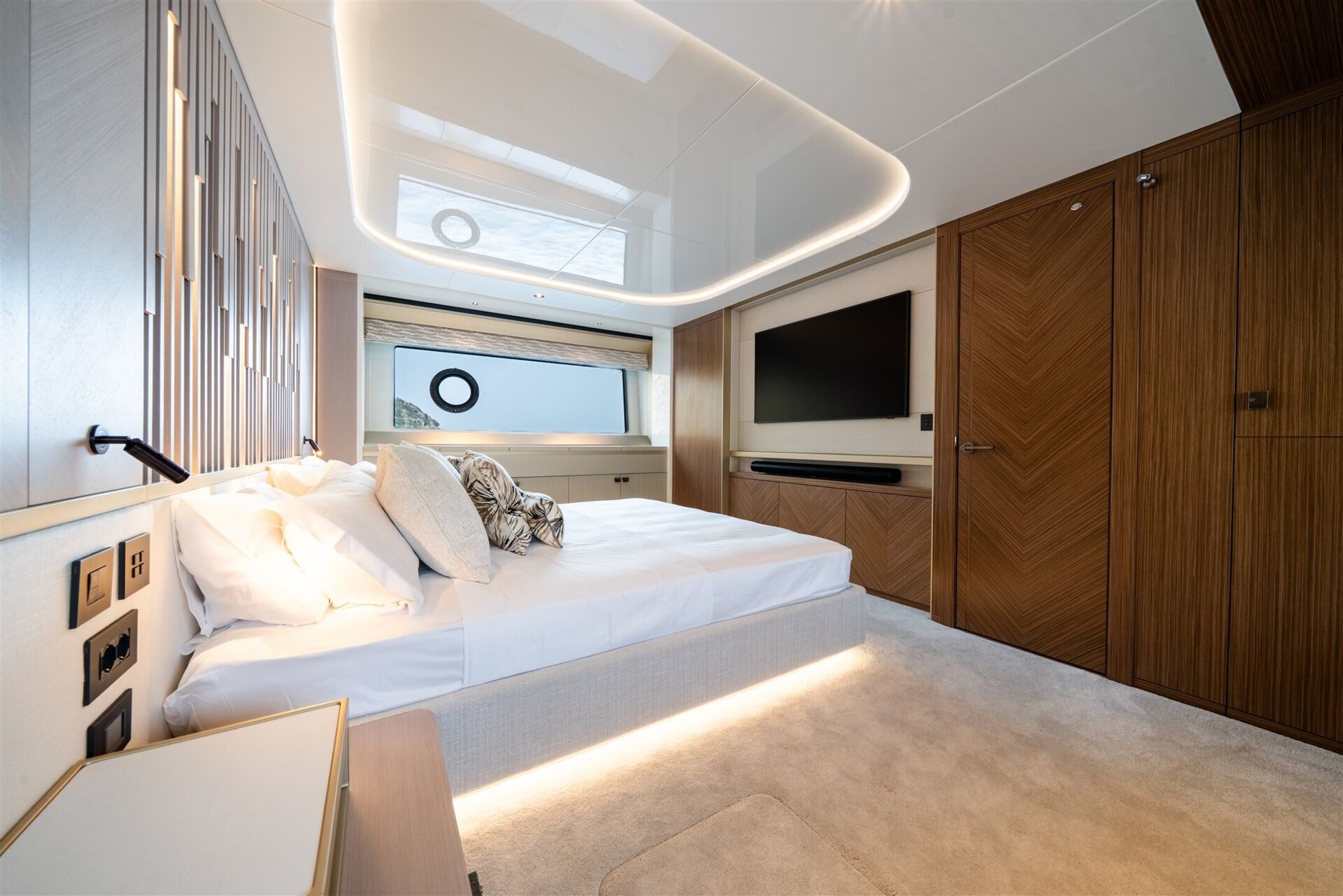 יאכטה מנועית Sunseeker 82 Ocean Enclosed - סטרים יאכטות 