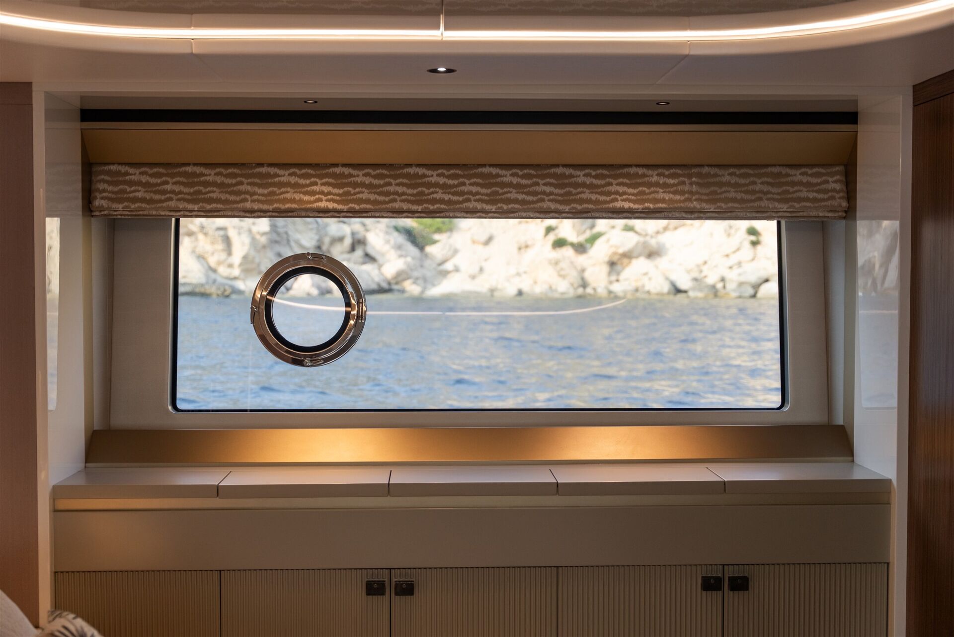 יאכטה מנועית Sunseeker 82 Ocean Enclosed - סטרים יאכטות 