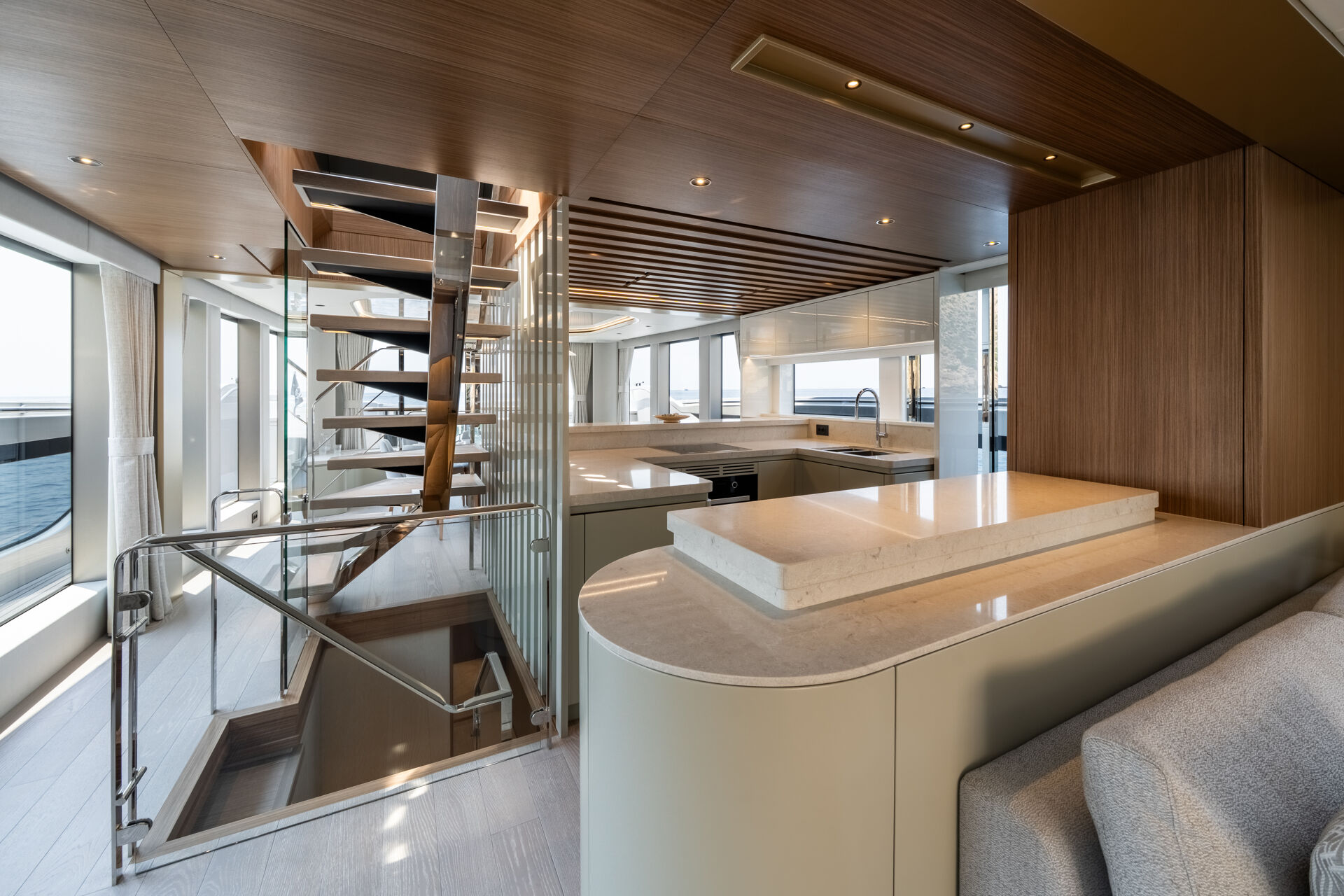 יאכטה מנועית Sunseeker 82 Ocean Enclosed - סטרים יאכטות 
