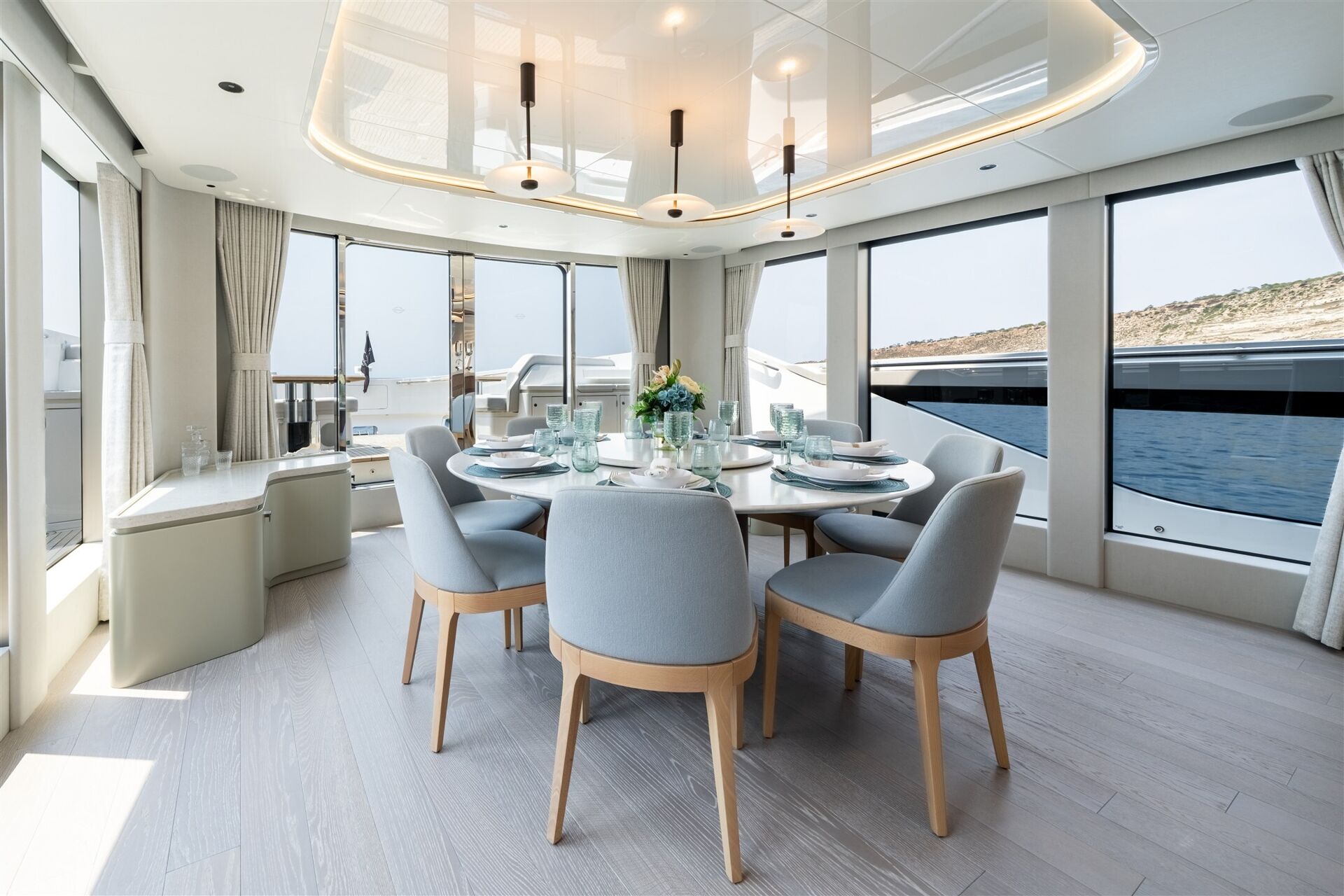 יאכטה מנועית Sunseeker 82 Ocean Enclosed - סטרים יאכטות 