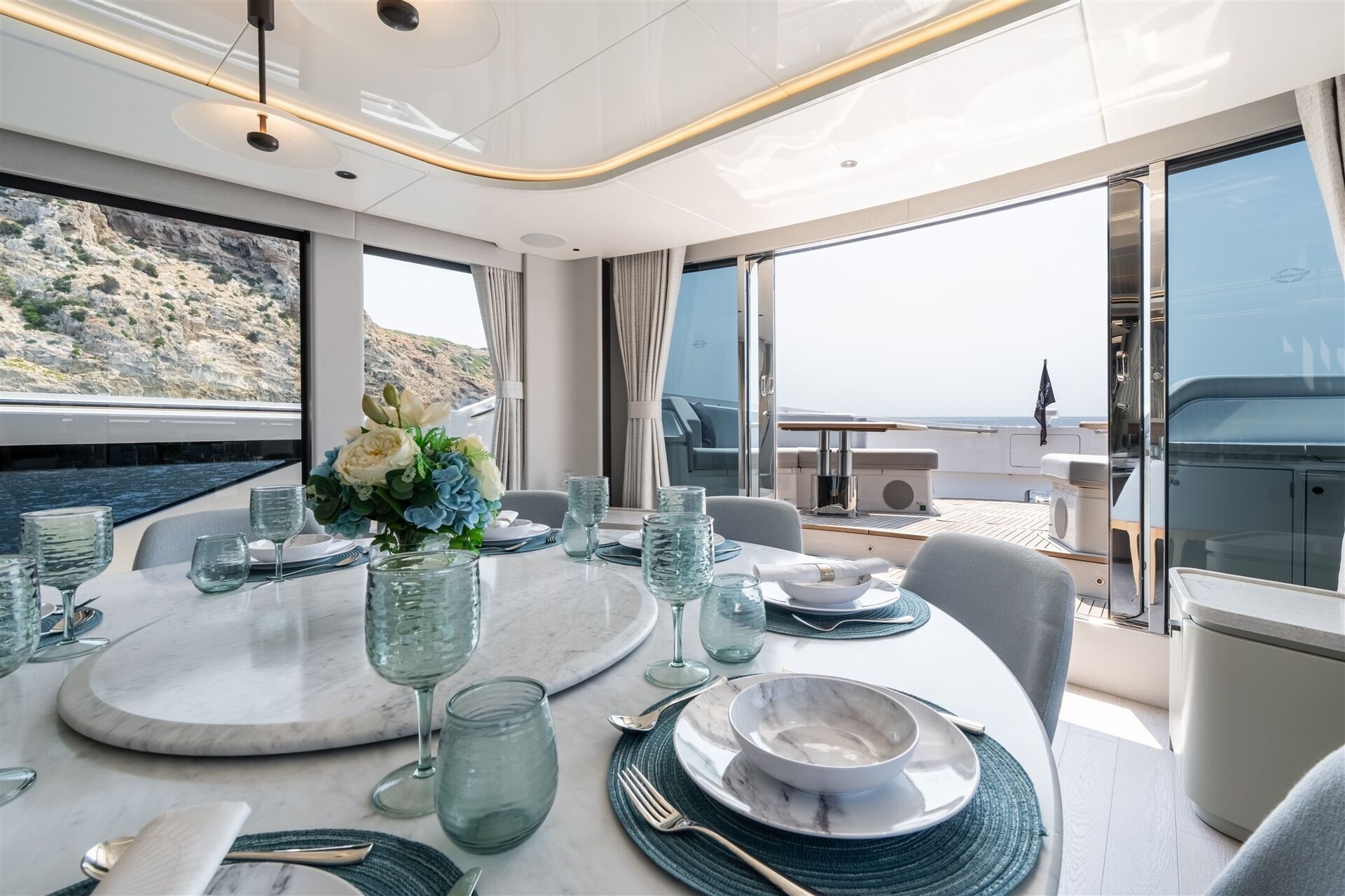 יאכטה מנועית Sunseeker 82 Ocean Enclosed - סטרים יאכטות 