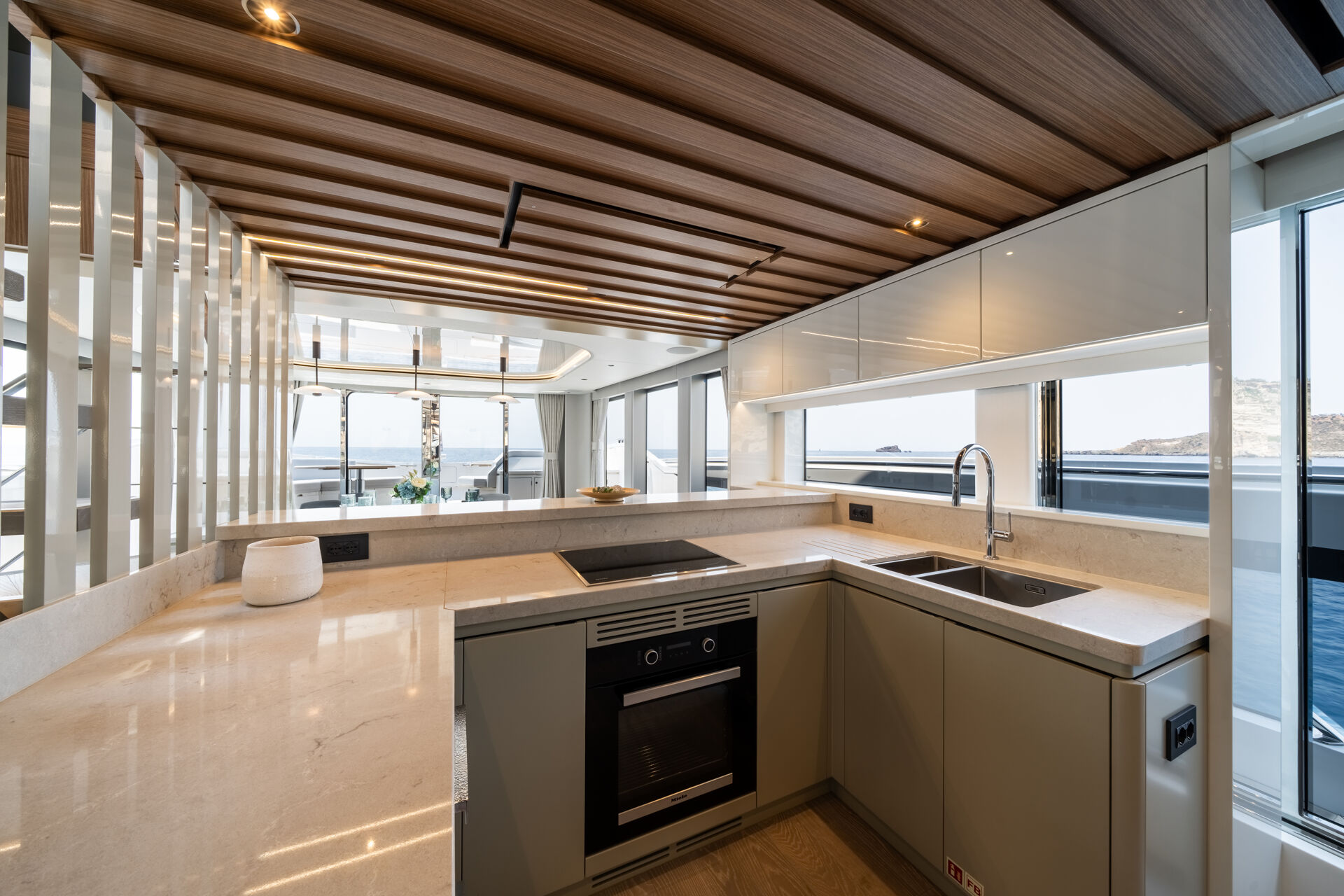יאכטה מנועית Sunseeker 82 Ocean Enclosed - סטרים יאכטות 