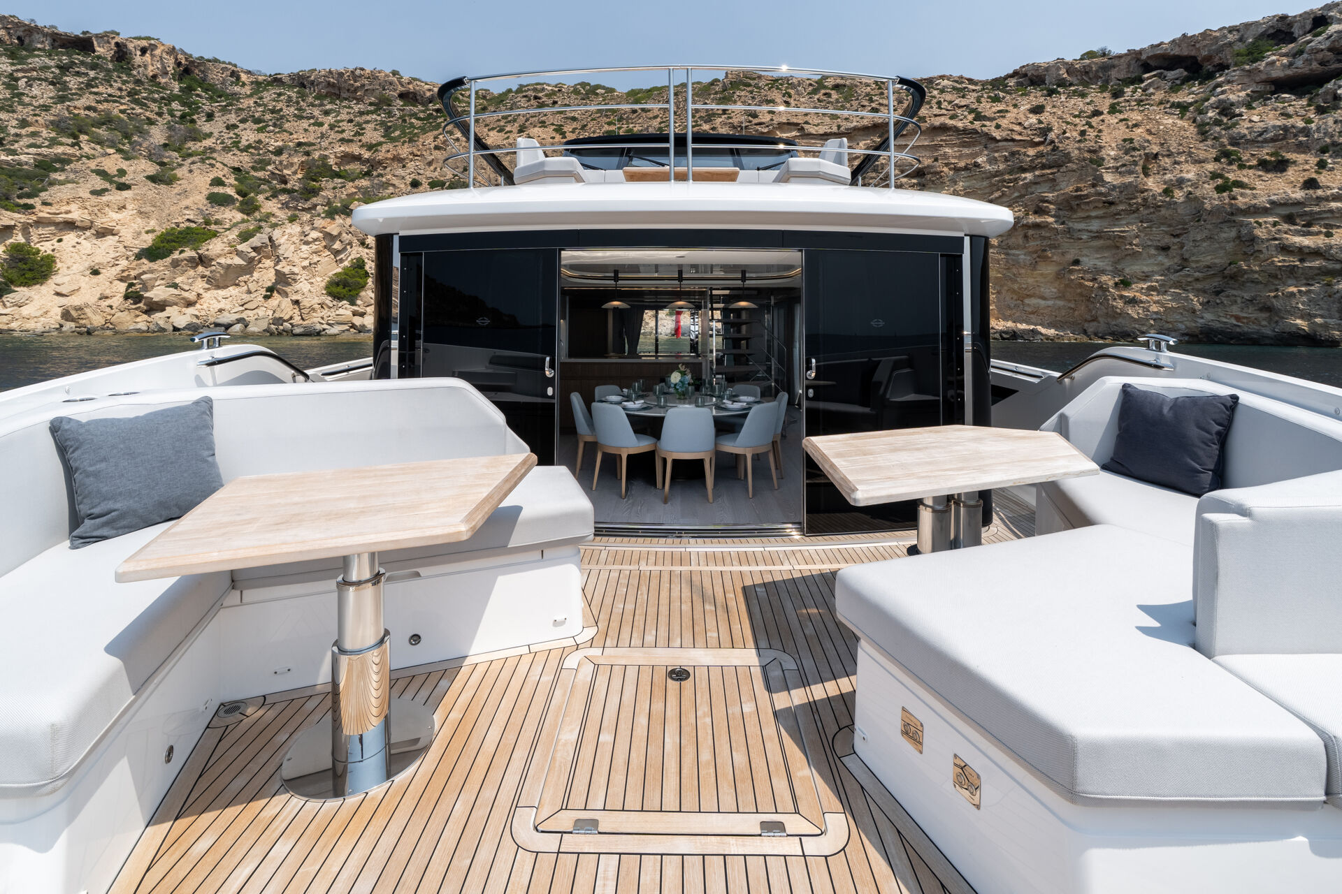 יאכטה מנועית Sunseeker 82 Ocean Enclosed - סטרים יאכטות 