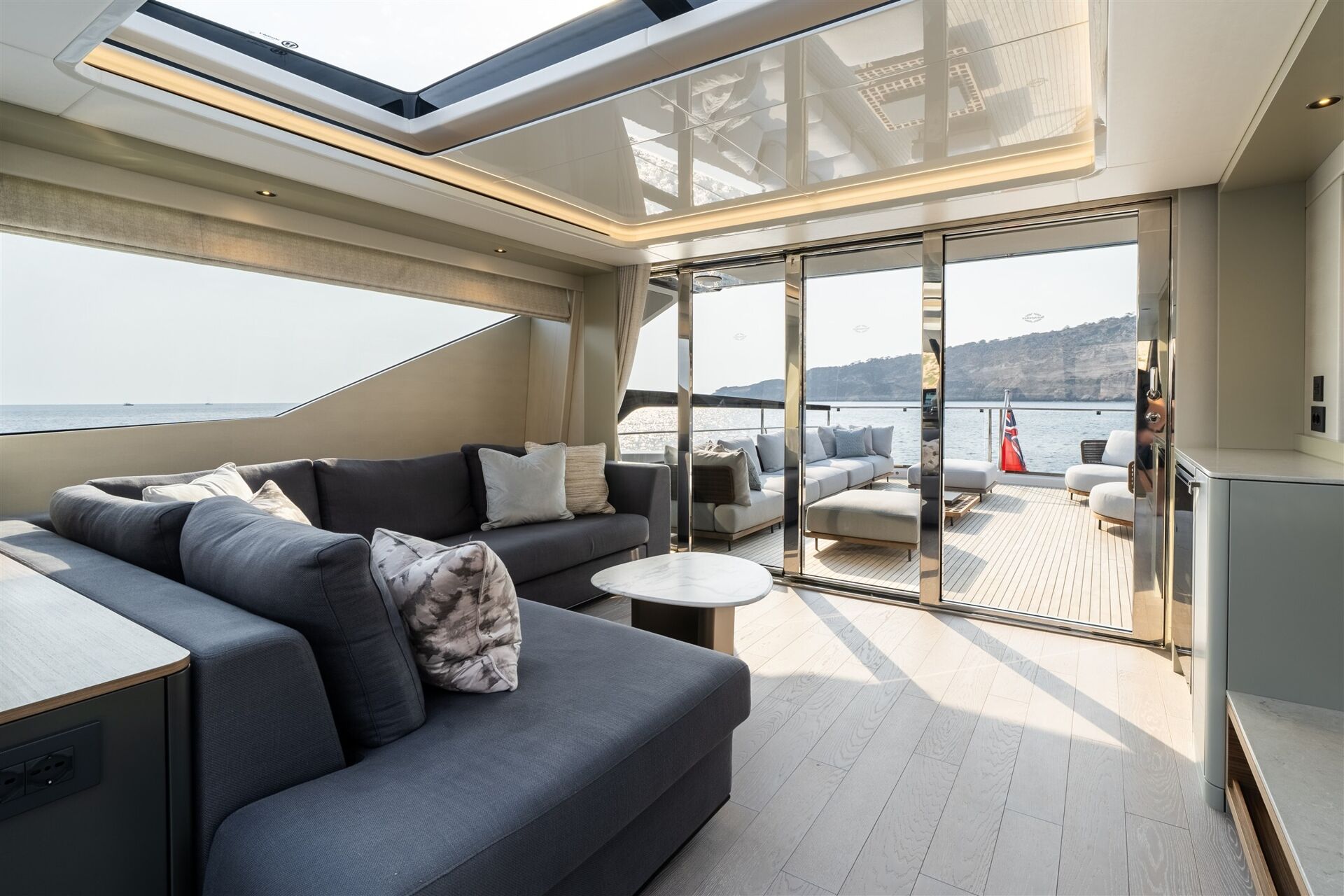 יאכטה מנועית Sunseeker 82 Ocean Enclosed - סטרים יאכטות 