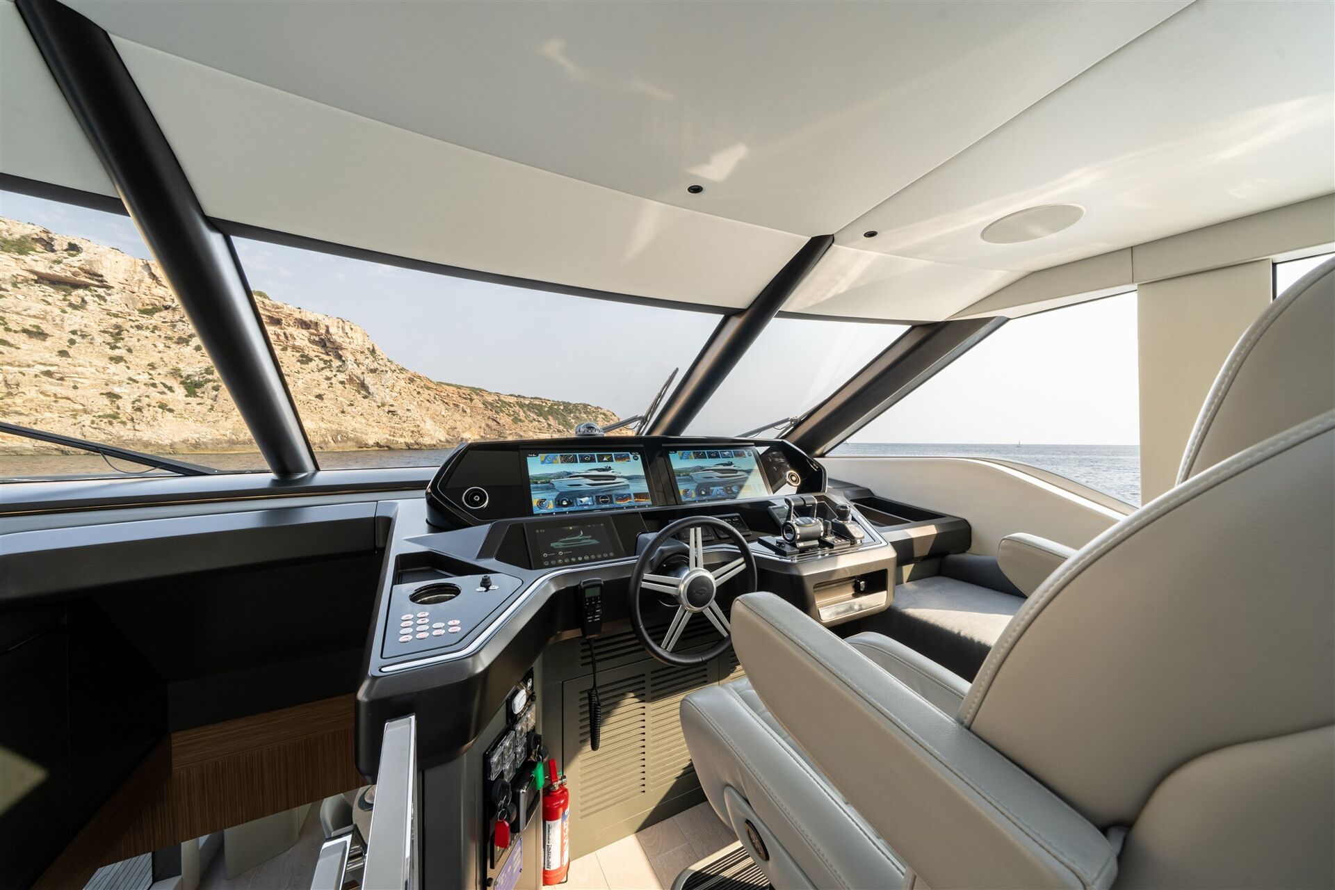 יאכטה מנועית Sunseeker 82 Ocean Enclosed - סטרים יאכטות 
