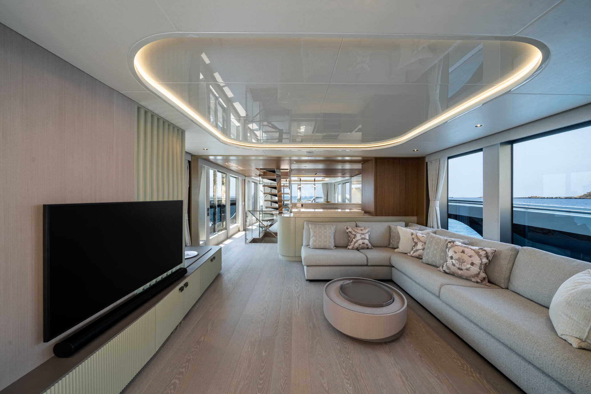יאכטה מנועית Sunseeker 82 Ocean Enclosed - סטרים יאכטות 