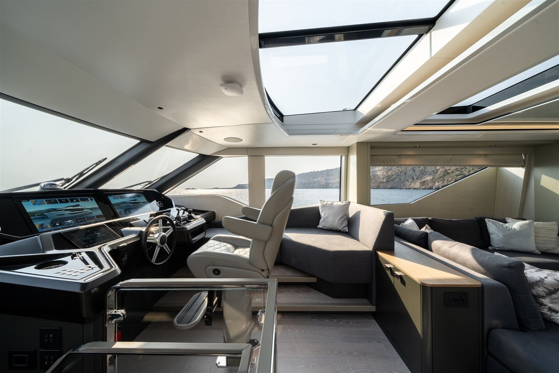 יאכטה מנועית Sunseeker 82 Ocean Enclosed - סטרים יאכטות 