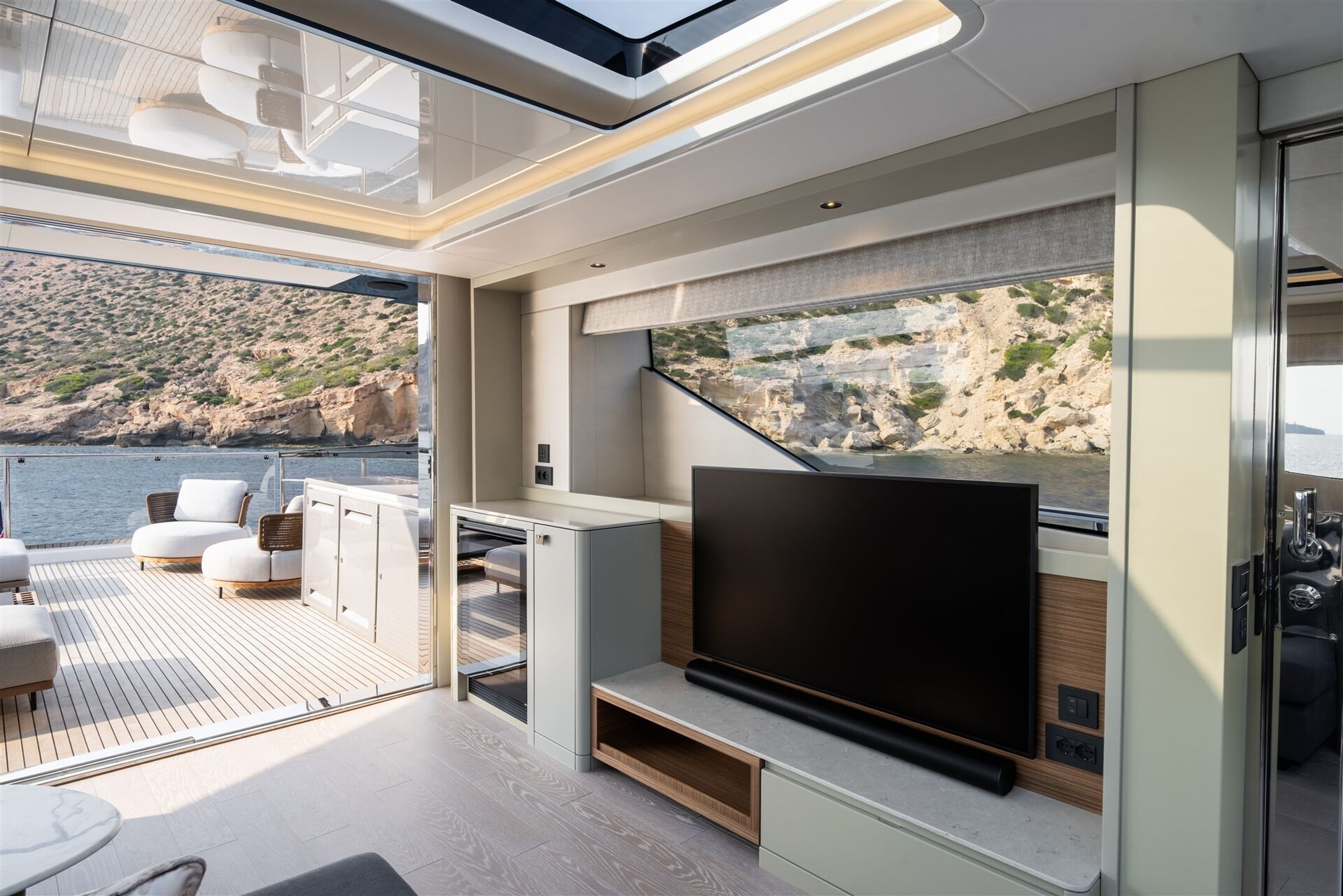 יאכטה מנועית Sunseeker 82 Ocean Enclosed - סטרים יאכטות 