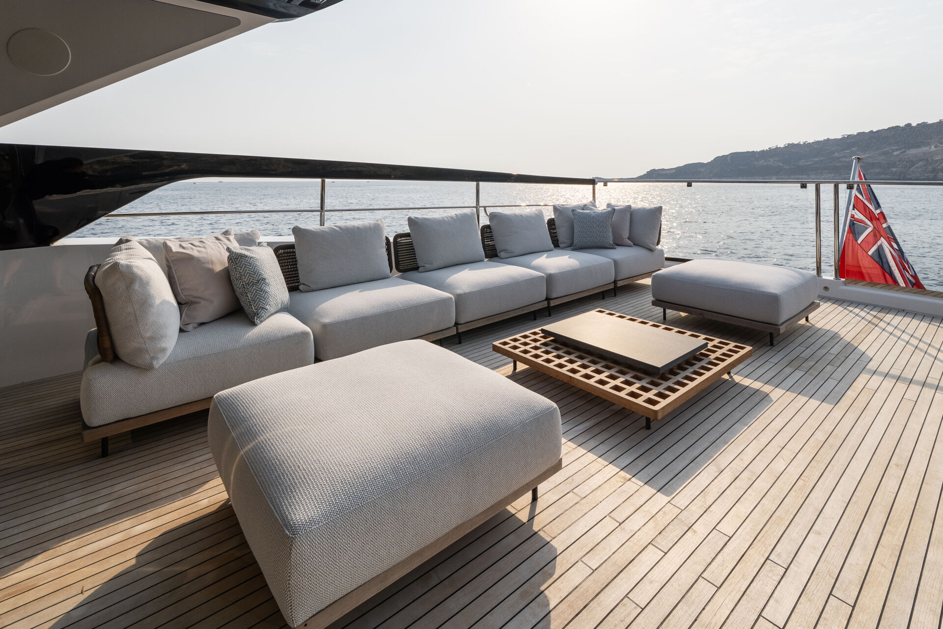 יאכטה מנועית Sunseeker 82 Ocean Enclosed - סטרים יאכטות 