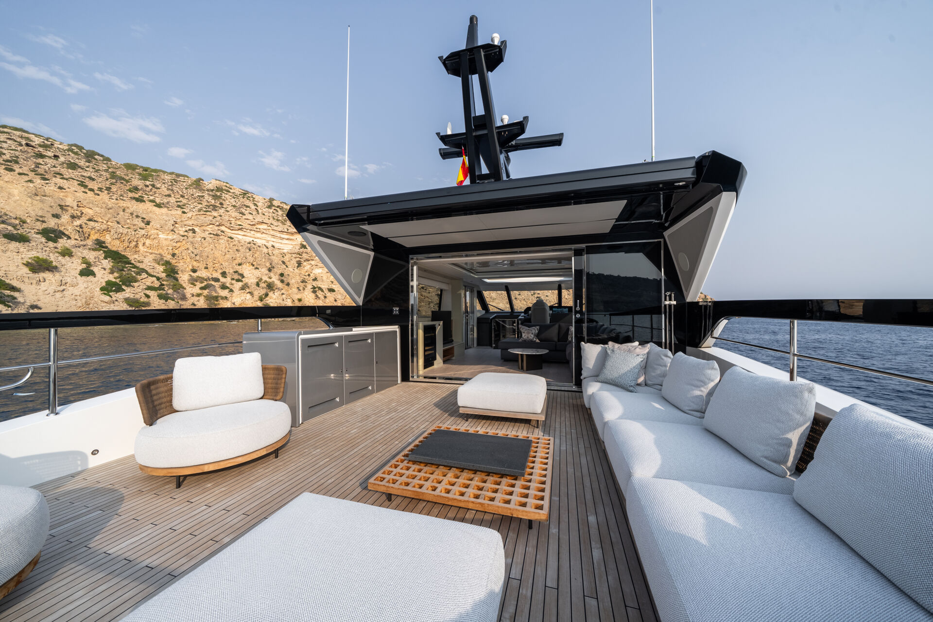 יאכטה מנועית Sunseeker 82 Ocean Enclosed - סטרים יאכטות 
