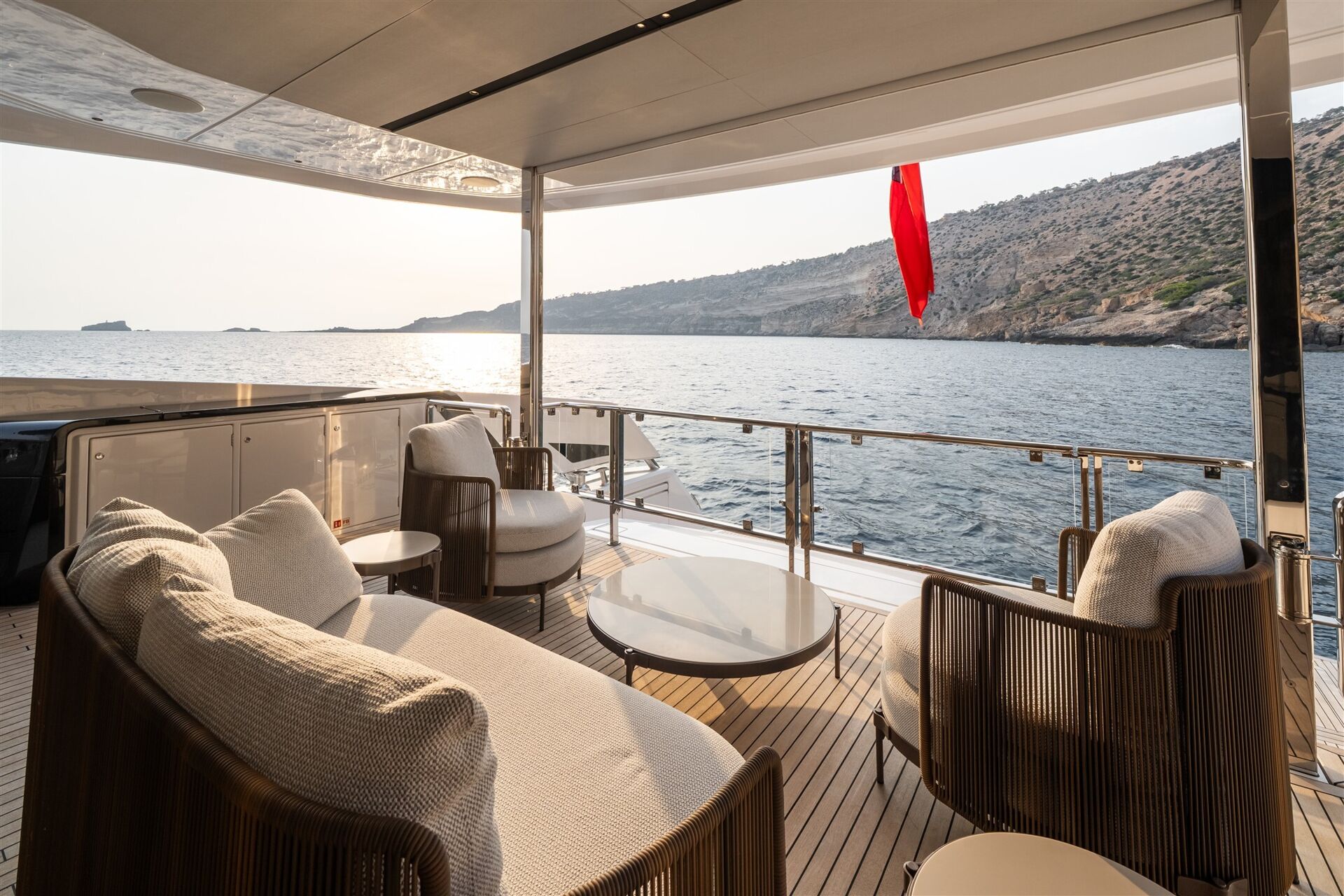 יאכטה מנועית Sunseeker 82 Ocean Enclosed - סטרים יאכטות 