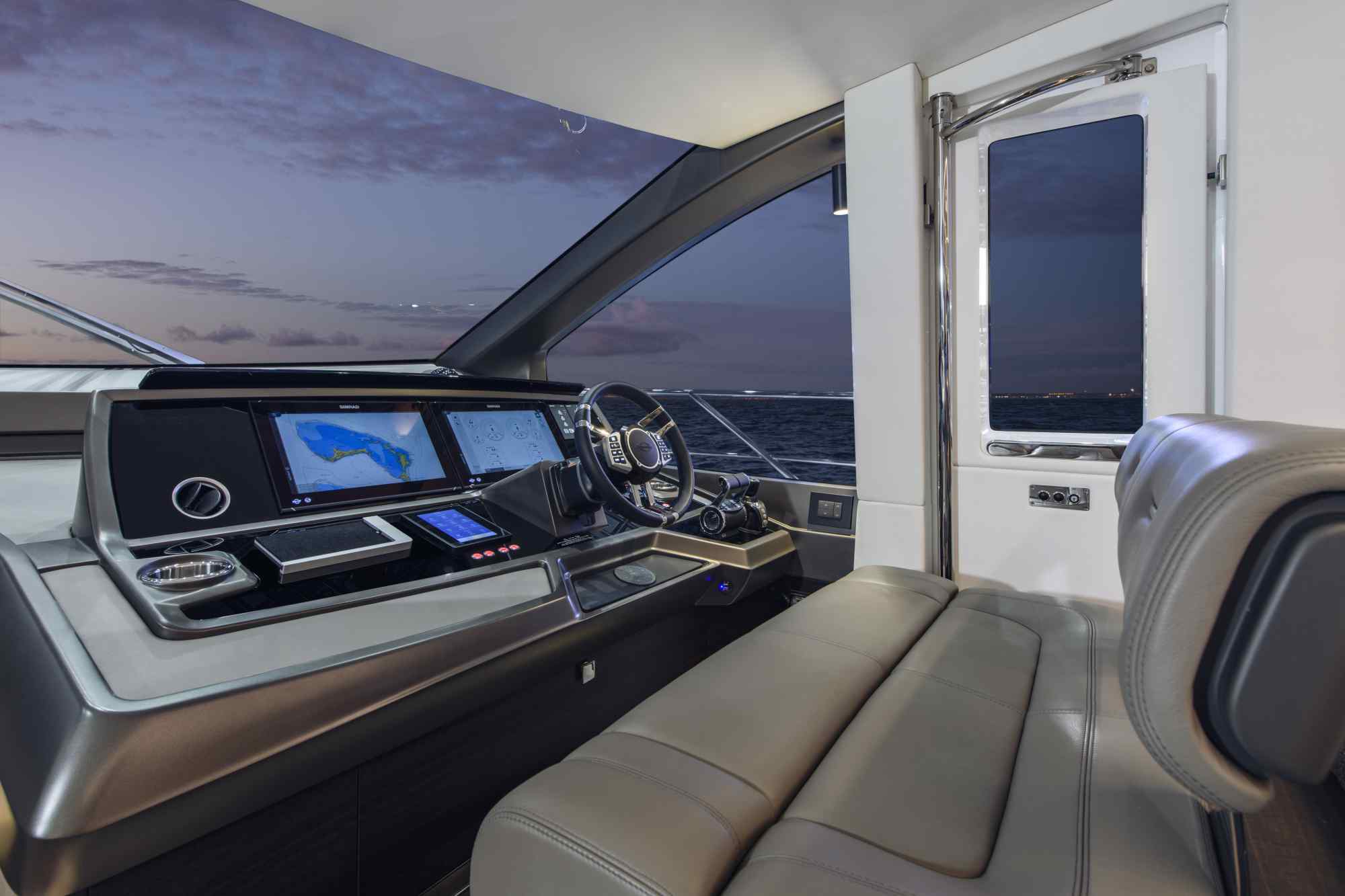 SUNSEEKER MANHATTAN 68 - NEW - סטרים יאכטות 