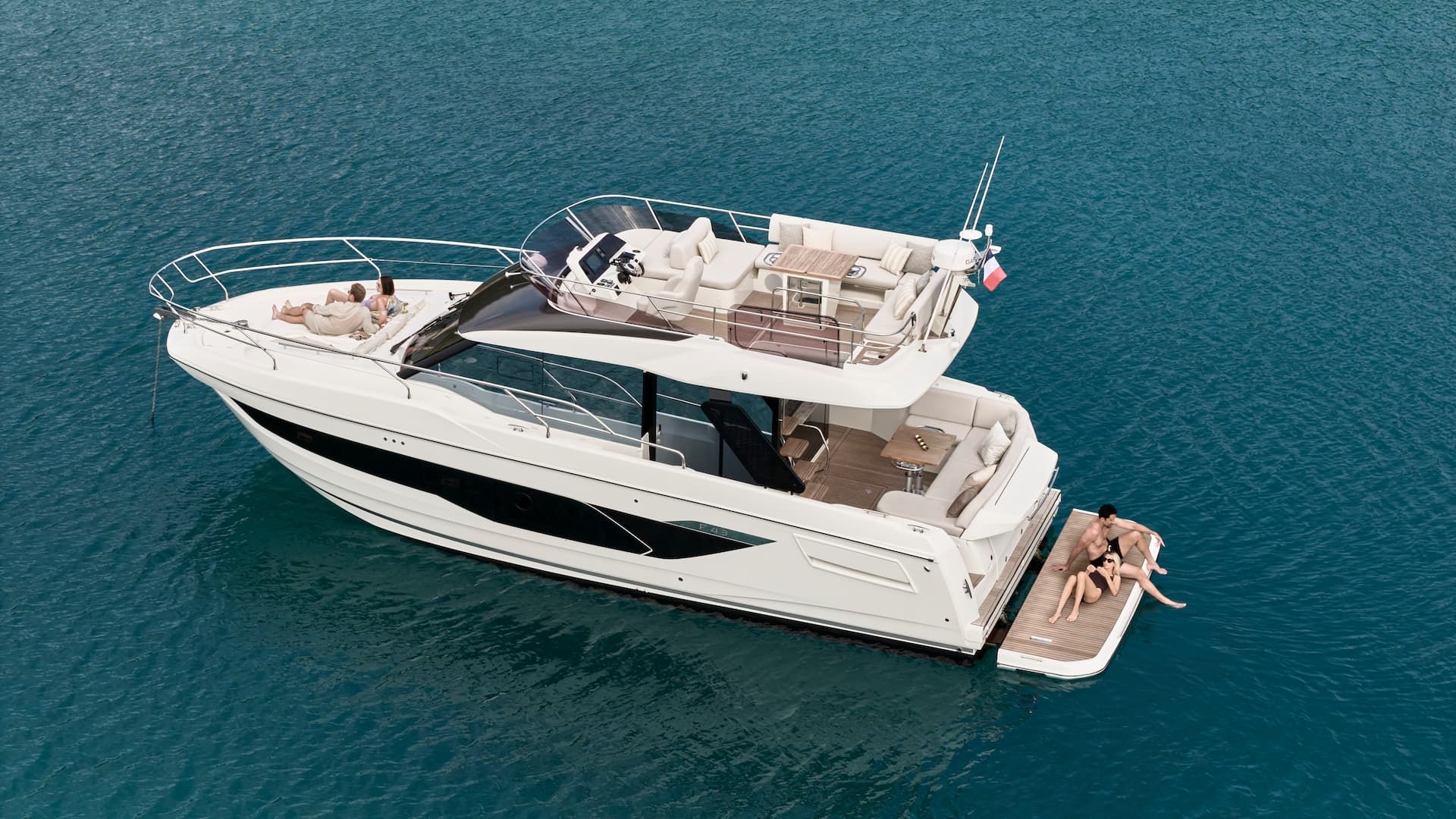 PRESTIGE F4.3- חדש - סטרים יאכטות 